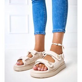 Beige -sandaalit, joissa on säädettävät partavyöt 1 Beige -sandaalit, joissa on säädettävät partavyöt 1