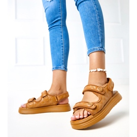 Ruskeat sandaalit, joissa on säädettävät partavyöt 2