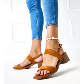 Ruskeat sandaalit Yakota -postissa 1