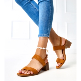 Ruskeat sandaalit Yakota -postissa 2