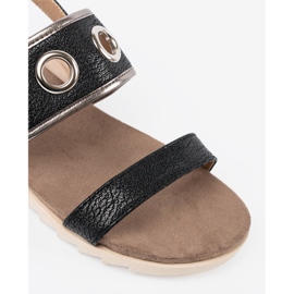 Shelvt Mustat sandaalit koristeellisilla metallipyörillä 1