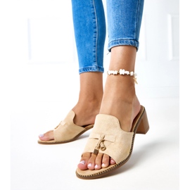 Beige flip -flops koivukoristeessa 2