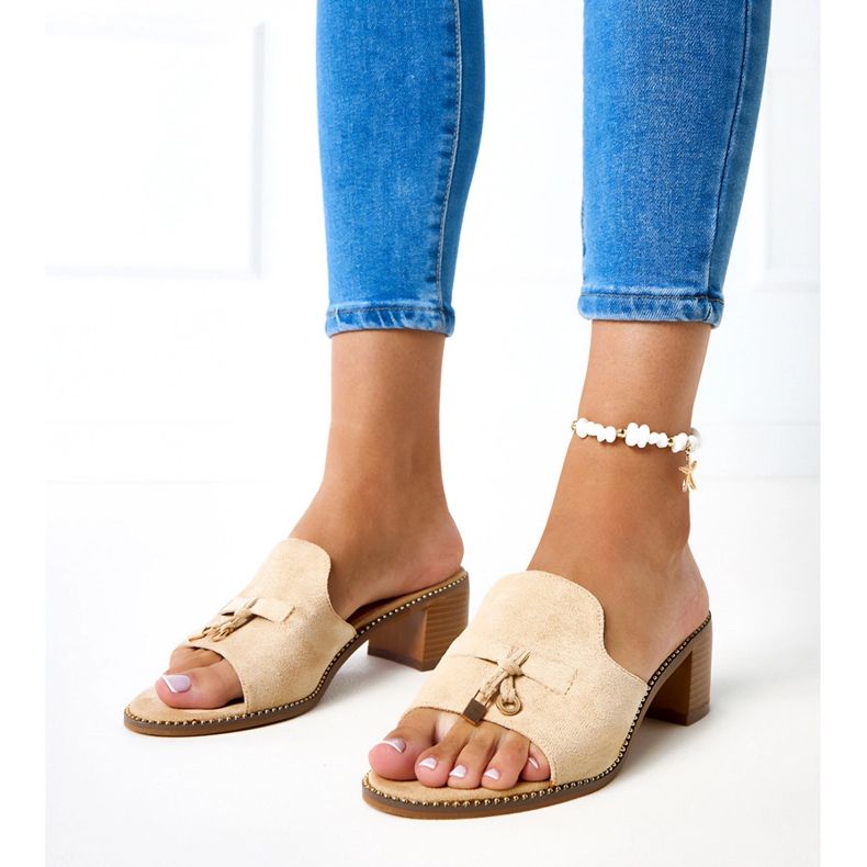Beige flip -flops koivukoristeessa 1