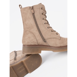 Shelvt Tyylikkäät beige -työntekijät, joilla on pyöreä nenä 1