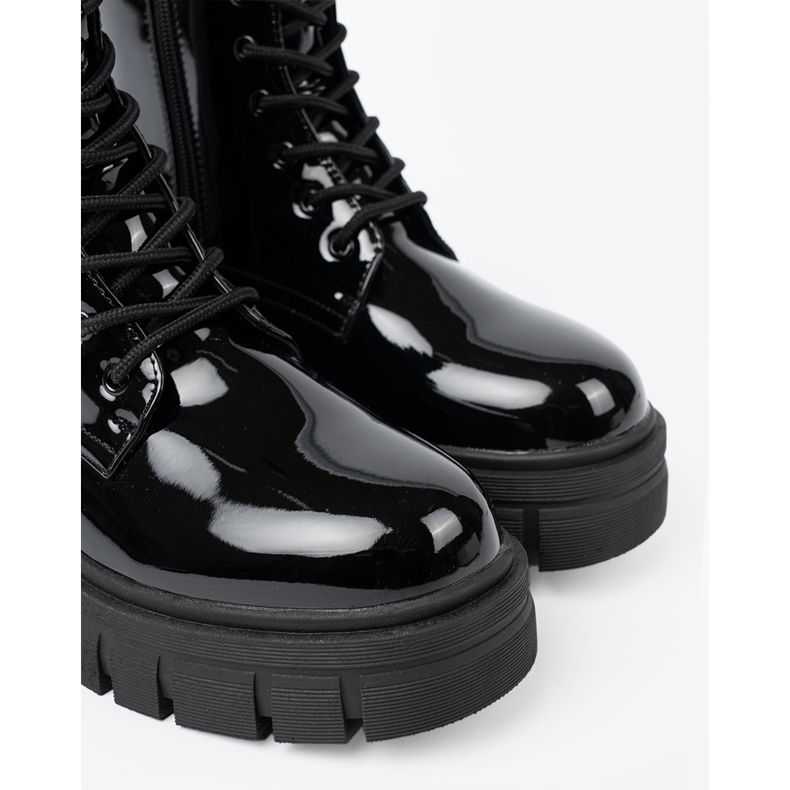 Shelvt Musta lakattu työntekijät massiivisella pohjalla 1