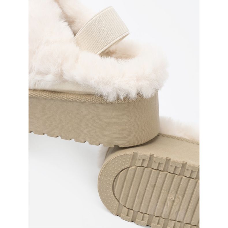 Shelvt Kultaiset kengät ja lumilähteet valkoisella turkilla kultainen 1