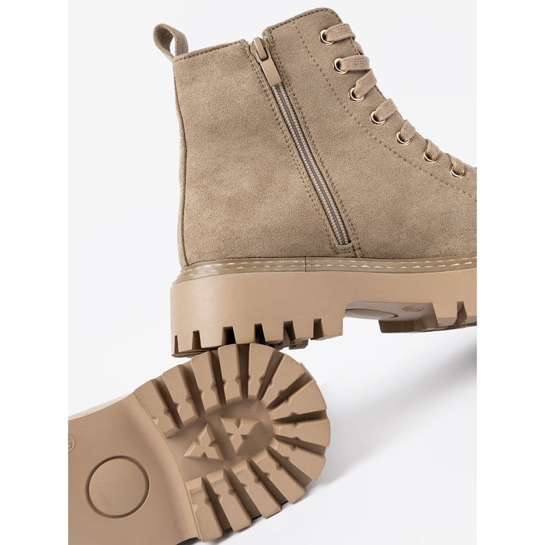 Shelvt Beige -työntekijät, joilla on sydän ja paksu pohja 2