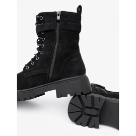 Shelvt Mustat työntekijät, joilla on solki ja nauhoittaminen 1