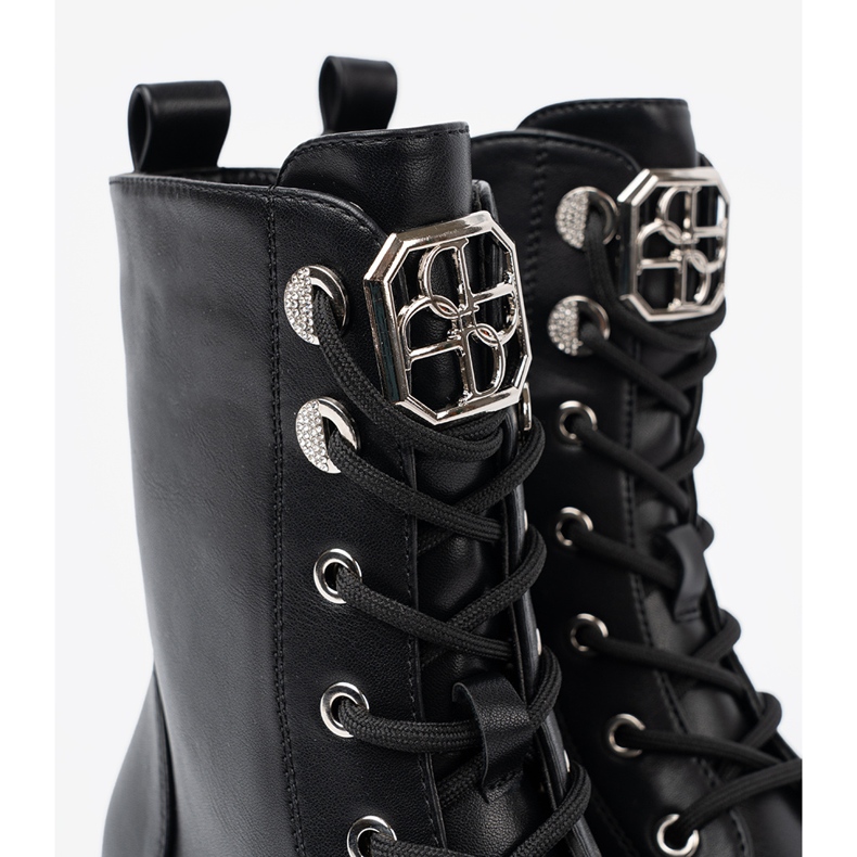 Shelvt Mustat nauhoitetut pussit, joissa on metallikoriste 1