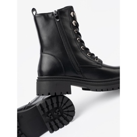 Shelvt Mustat nauhoitetut pussit, joissa on metallikoriste 2