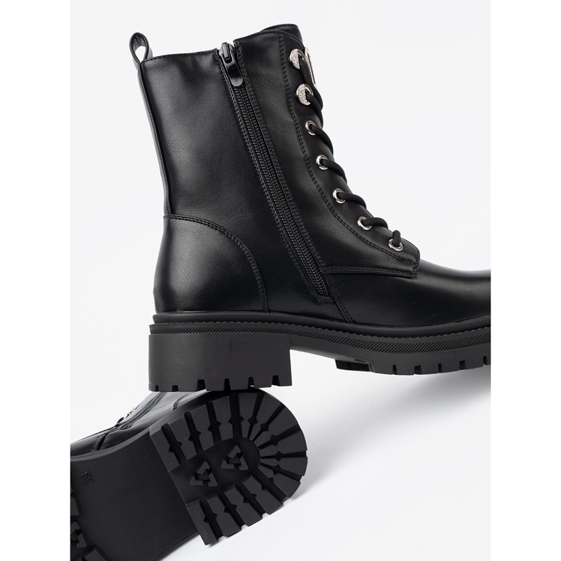 Shelvt Mustat nauhoitetut pussit, joissa on metallikoriste 2