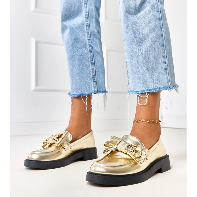 Kultaiset leipät keula- ja teriwa -nallekarhulla kultainen 1