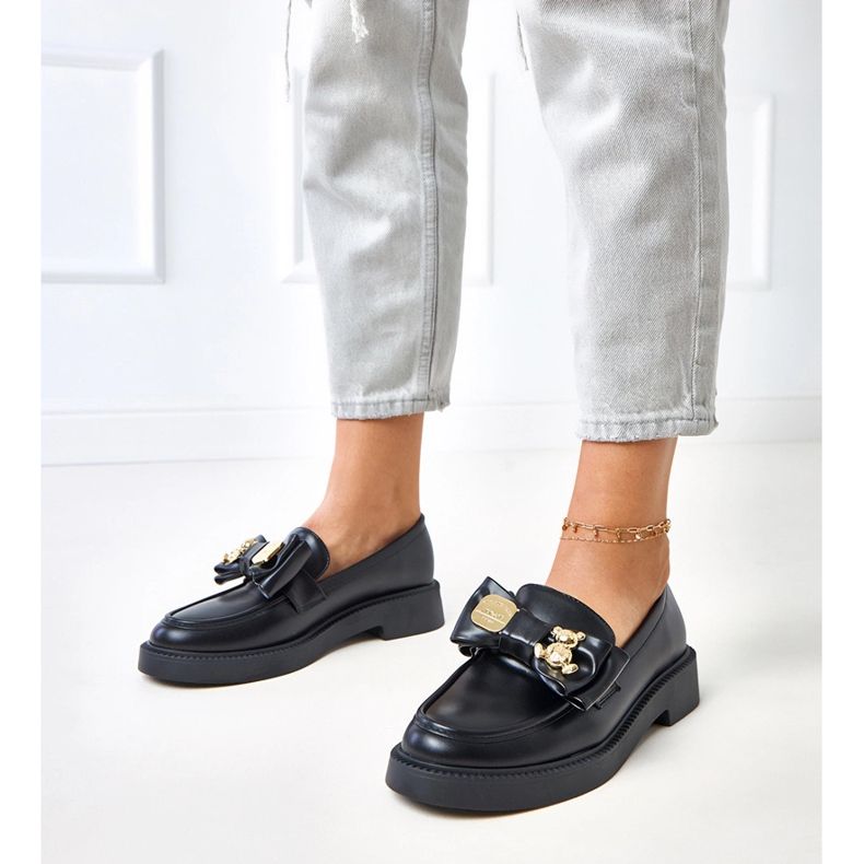 Mustat leipot, joissa on keula ja Teriwa -nallekarhu 1