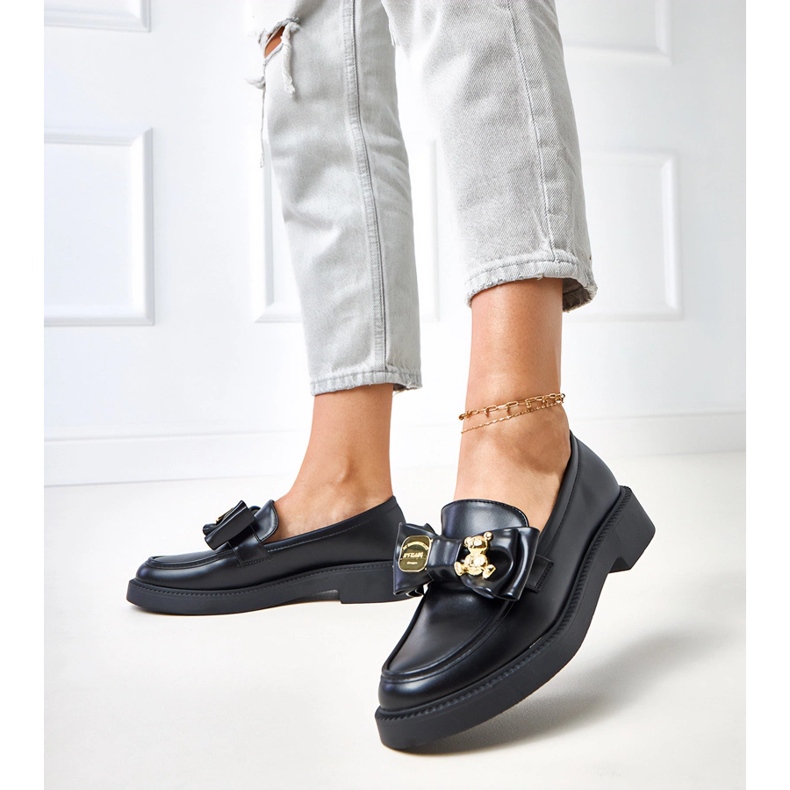 Mustat leipot, joissa on keula ja Teriwa -nallekarhu 2