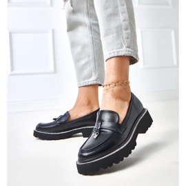 Mustat leipomot koristeella ja kuutiometrillä zirkoniumoksidilla 1