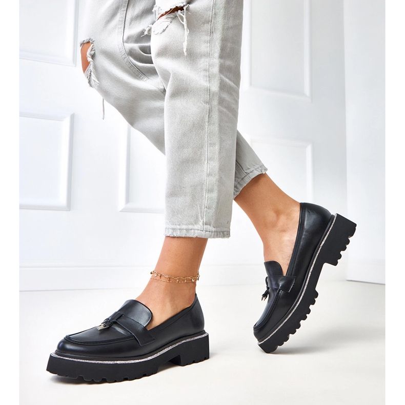 Mustat leipomot koristeella ja kuutiometrillä zirkoniumoksidilla 2