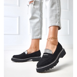 Musta Ekozamszu -mokkasiinit, jotka on koristeltu kuutiometrillä zirkoniumoksidilla Klooren 2