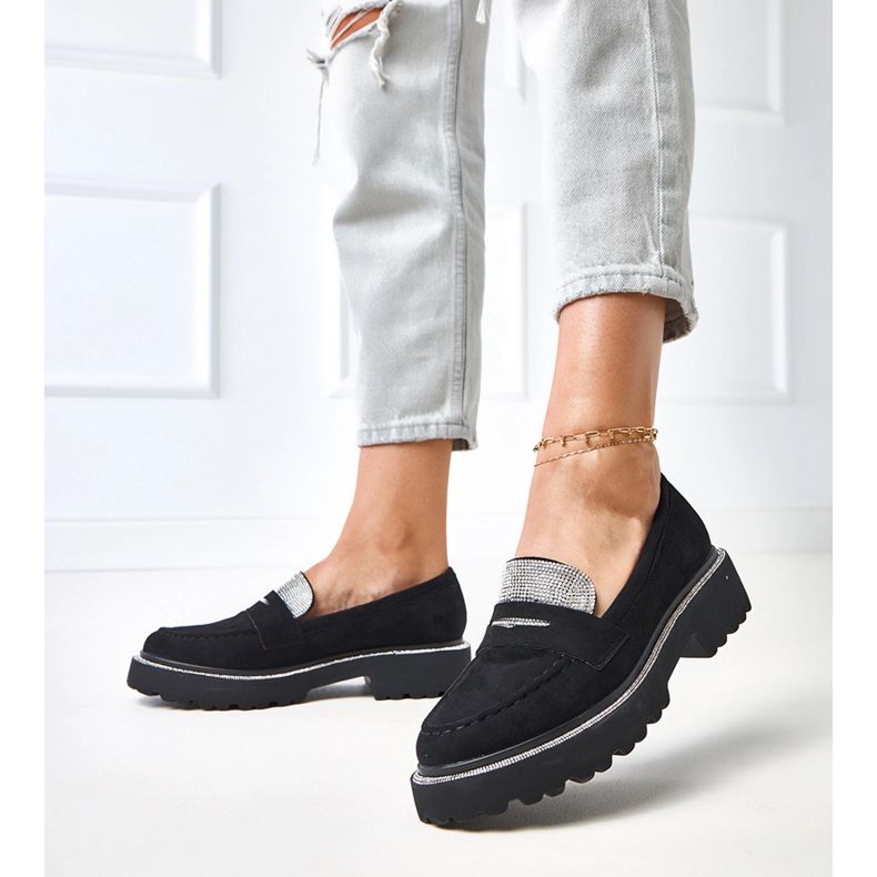 Musta Ekozamszu -mokkasiinit, jotka on koristeltu kuutiometrillä zirkoniumoksidilla Klooren 2