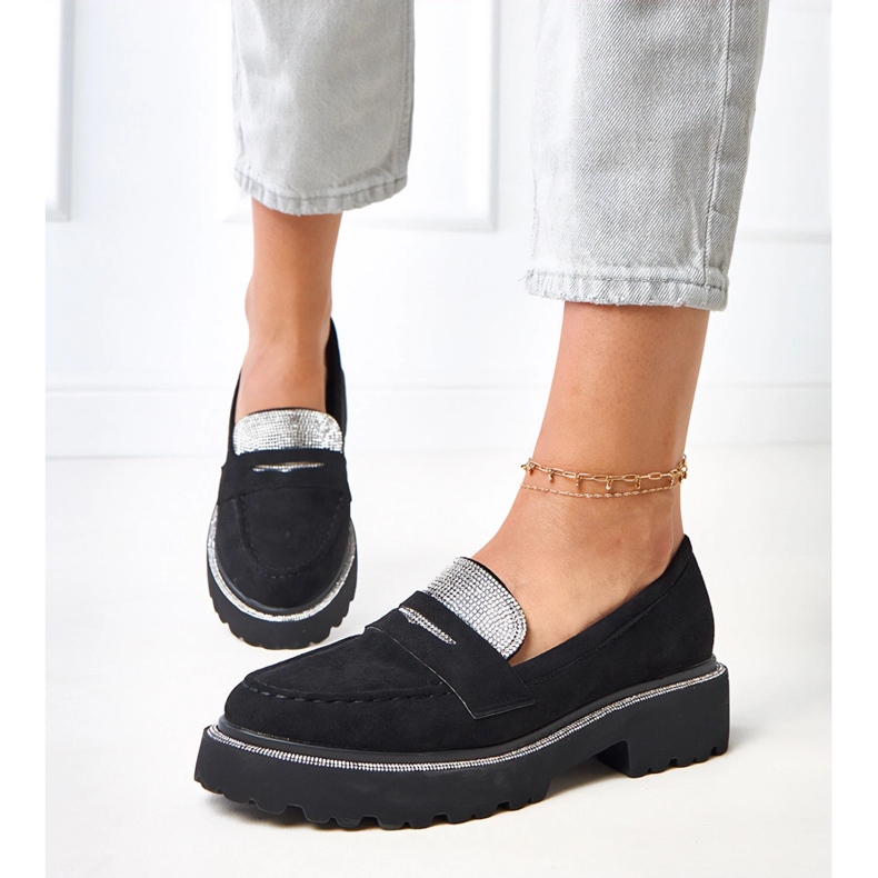 Musta Ekozamszu -mokkasiinit, jotka on koristeltu kuutiometrillä zirkoniumoksidilla Klooren 1