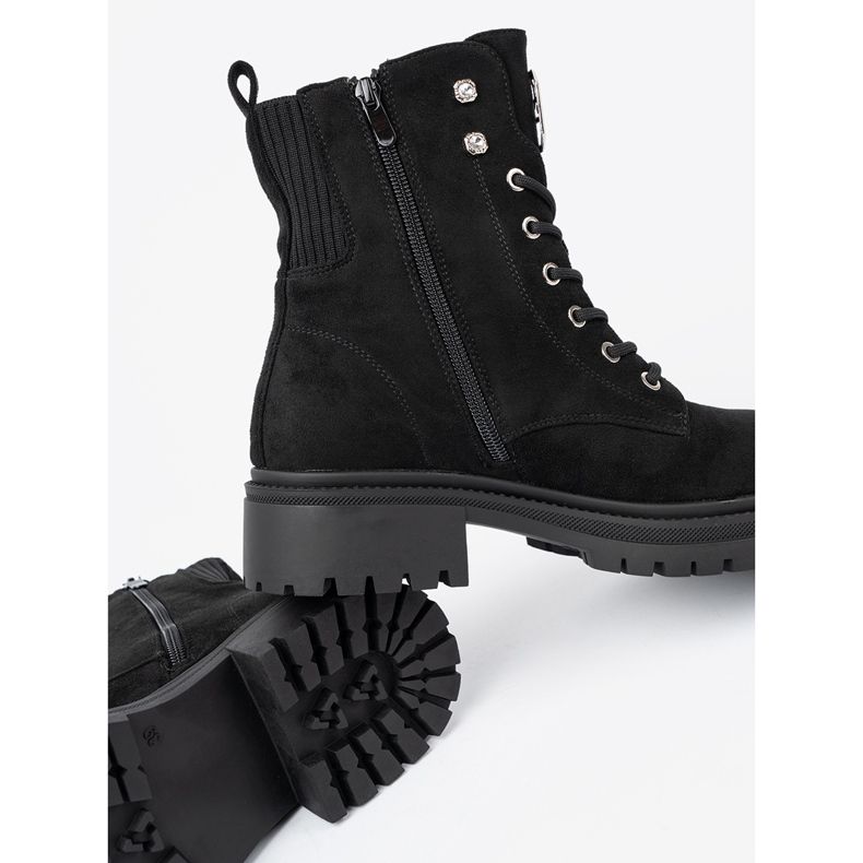 Shelvt Tyylikkät mustat työntekijät, joilla on kiiltäviä kiteitä 2