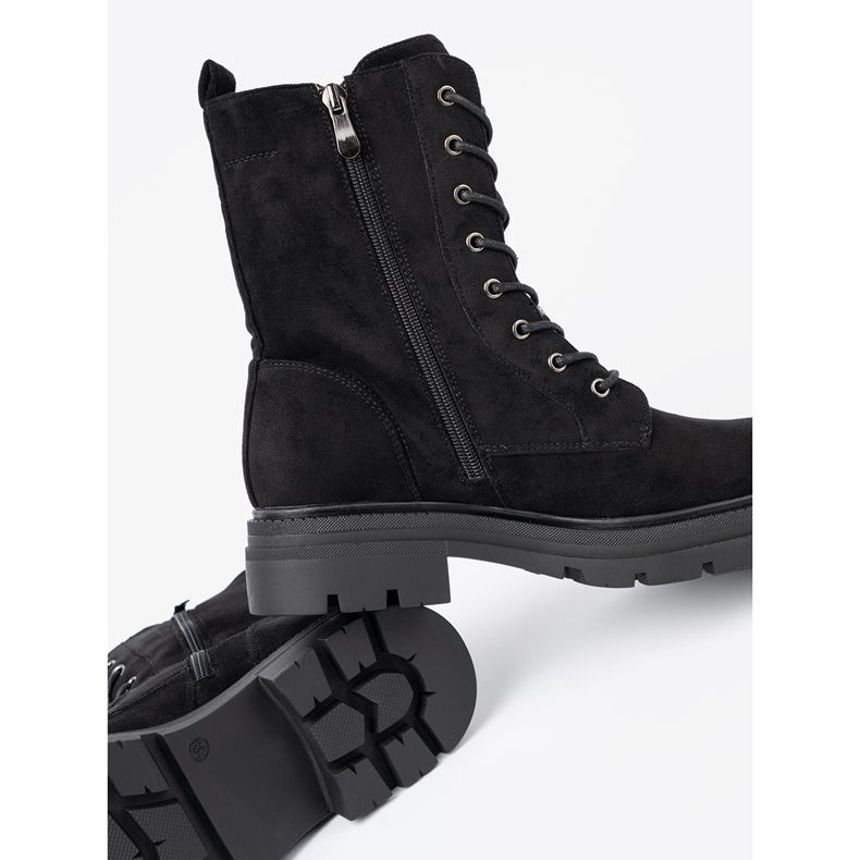 Shelvt Musta nauhoitettu työntekijät massiivisella pohjalla 1