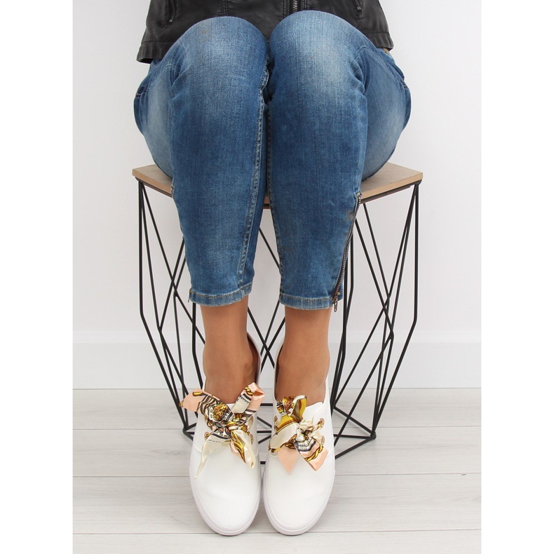 Tennarit, joissa on valkoinen nauha 1