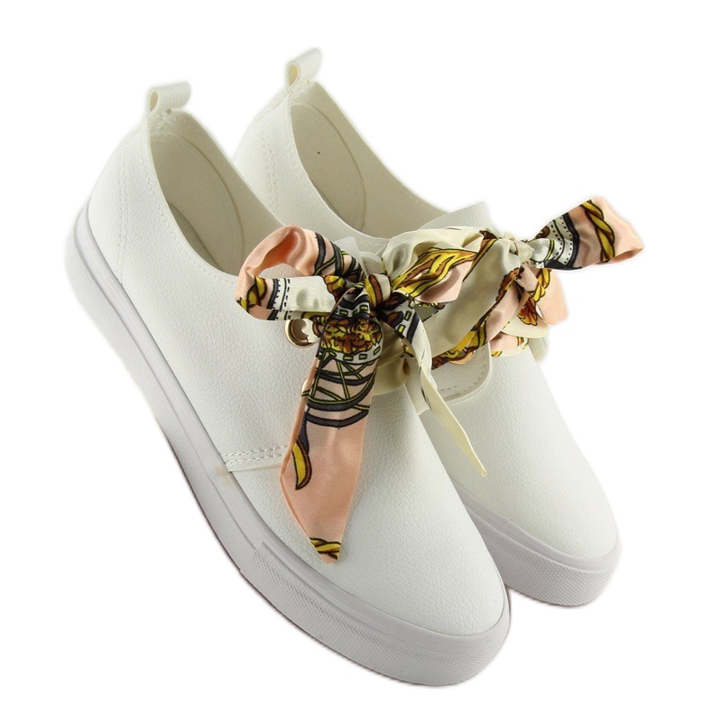 Tennarit, joissa on valkoinen nauha 2