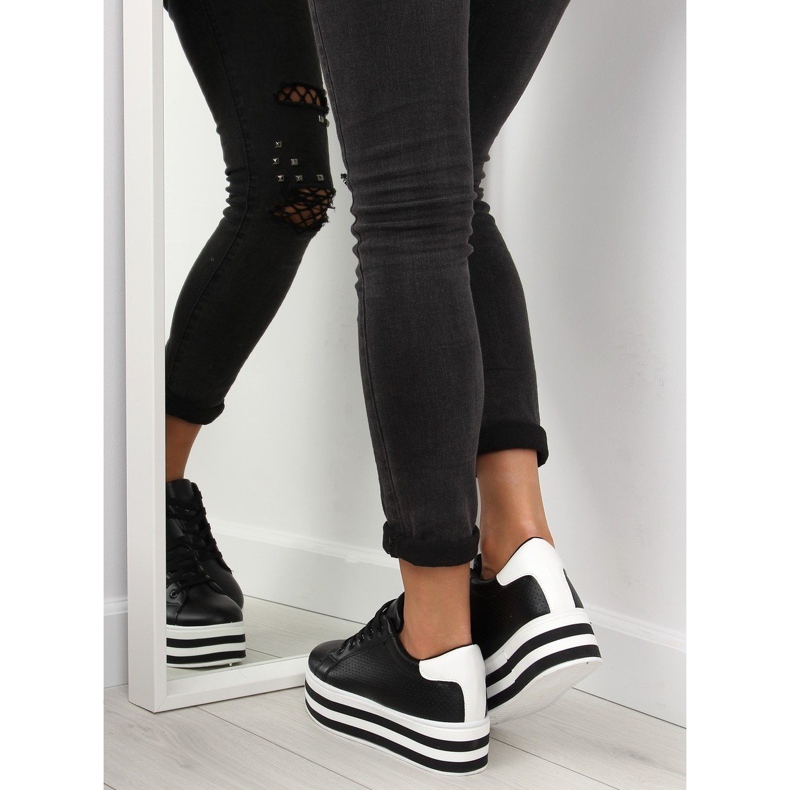 Mustat mustat lenkkarit korkealla pohjalla 1