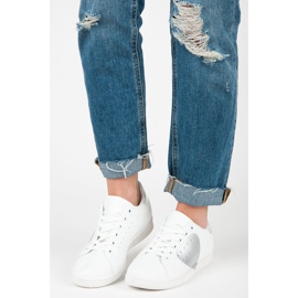 Valkoiset lenkkarit sydämellä valkoinen 2