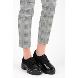 Kylie Kiven mustat kengät 1