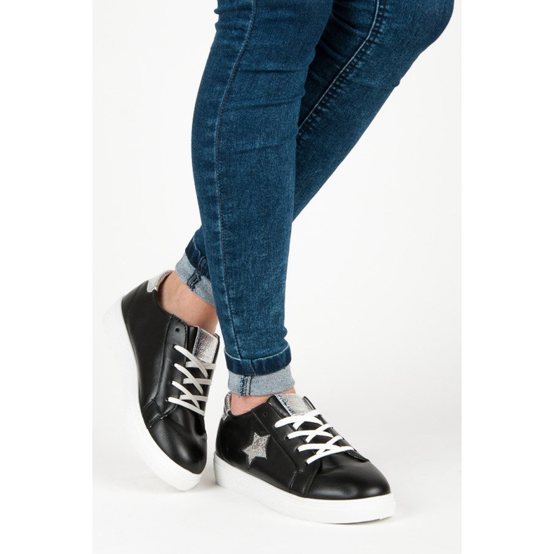 Sidotut tennarit, joissa on tähti musta 1