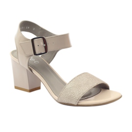 Edeo 3184 -tolppaan lakatut sandaalit beige 1