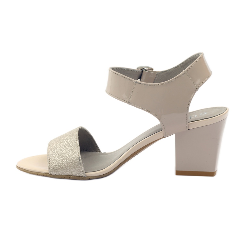 Edeo 3184 -tolppaan lakatut sandaalit beige 2