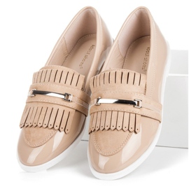 Ideal Shoes Beigeksi lakatut loaferit 1