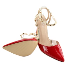 Pumput tapilla punaisilla nastoilla punainen 2