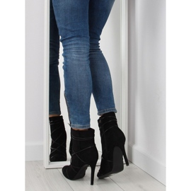 Musta mokka korkokengissä 1