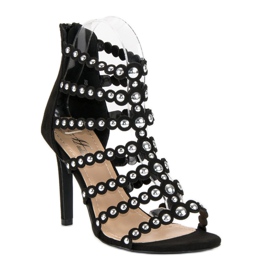 Mustat sandaalit korkokengissä 1