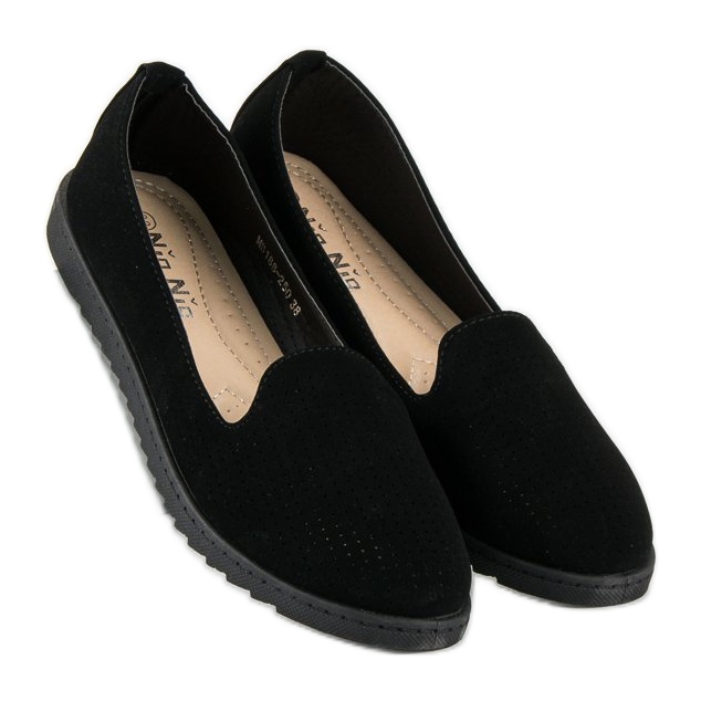 Nio Nio Mustat harjakattoiset herrat 1