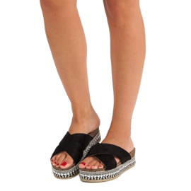 Mustat tossut alustalla 1