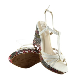 Valkoiset kiila sandaalit BL201 valkoinen 1