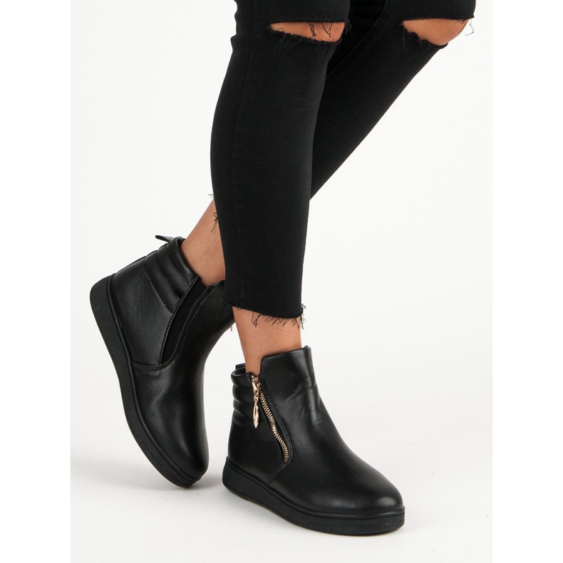 Mustat tennarit nilkan yläpuolella 1