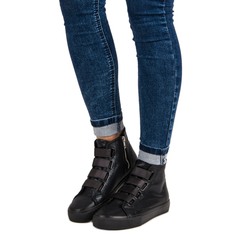 Mustat tennarit, joissa kuminauha 1