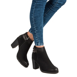 Show It Klassiset saappaat postauksessa musta 2