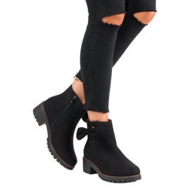 Mustat korkokengät 2