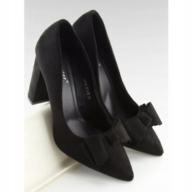 Pumput mustassa tolppassa SY42 Black 1