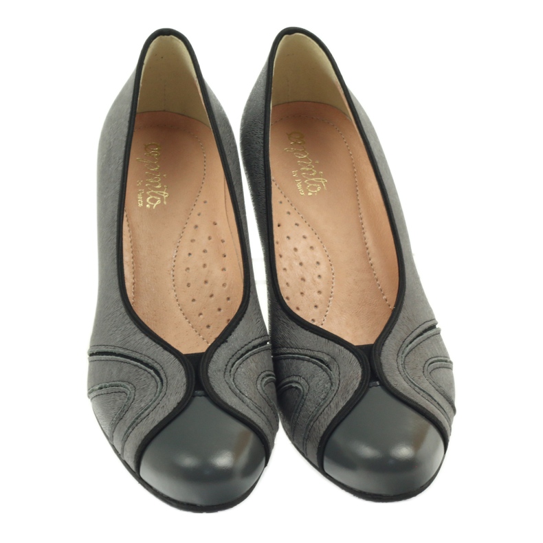 Harmaat Espinto -pumput pylväässä 4