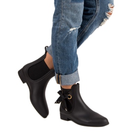 Vices Mustat kumisaappaat, ruuveja 2