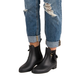 Vices Mustat kumisaappaat, ruuveja 1