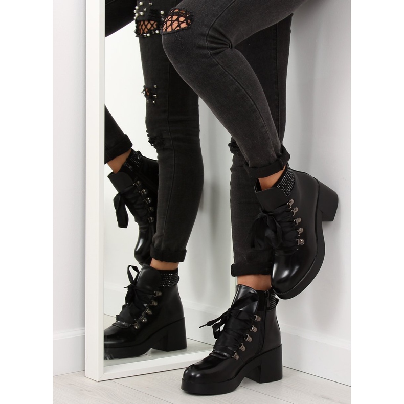 Mustat saappaat korkealla pohjalla 0-183 1