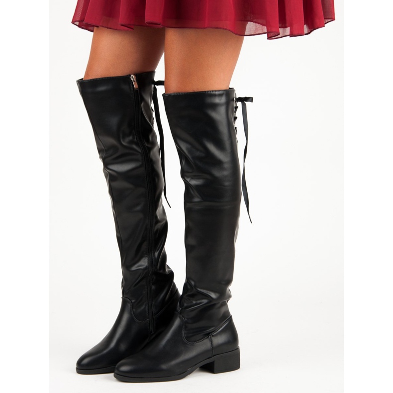 Mustat saappaat polven yläpuolella 1